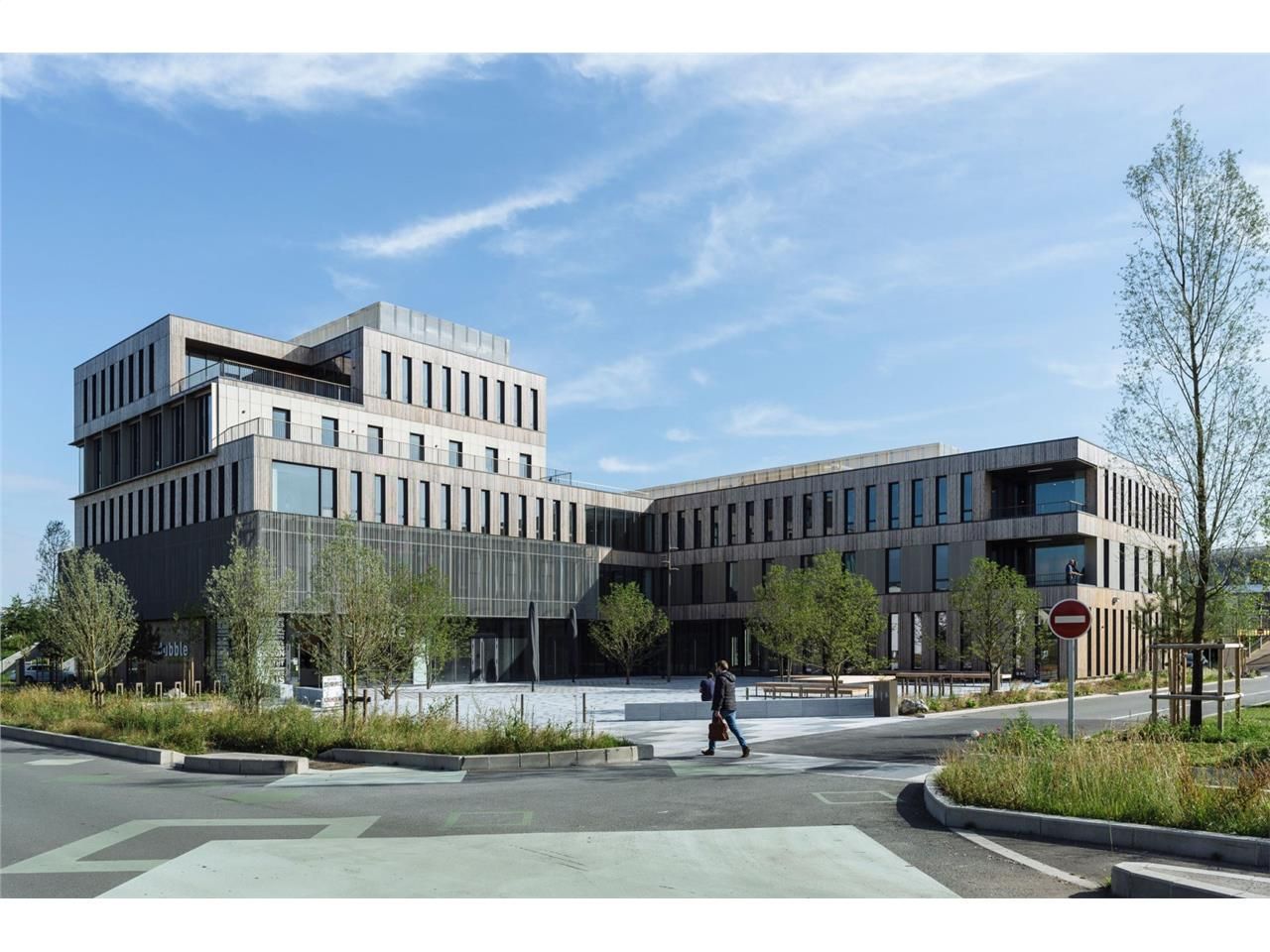 Le bâtiment TOTEM est idéalement situé à l'entrée