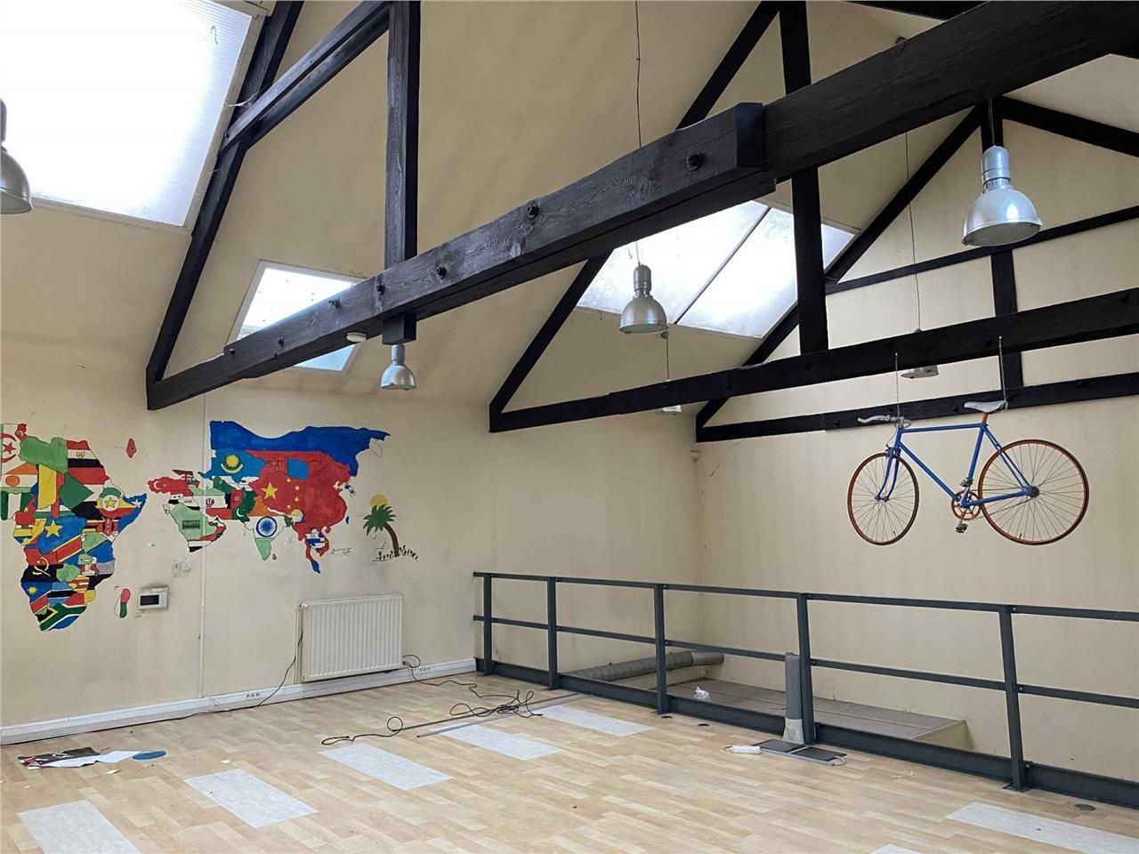 Ensemble immobilier mixte composé de 332 m² de bu