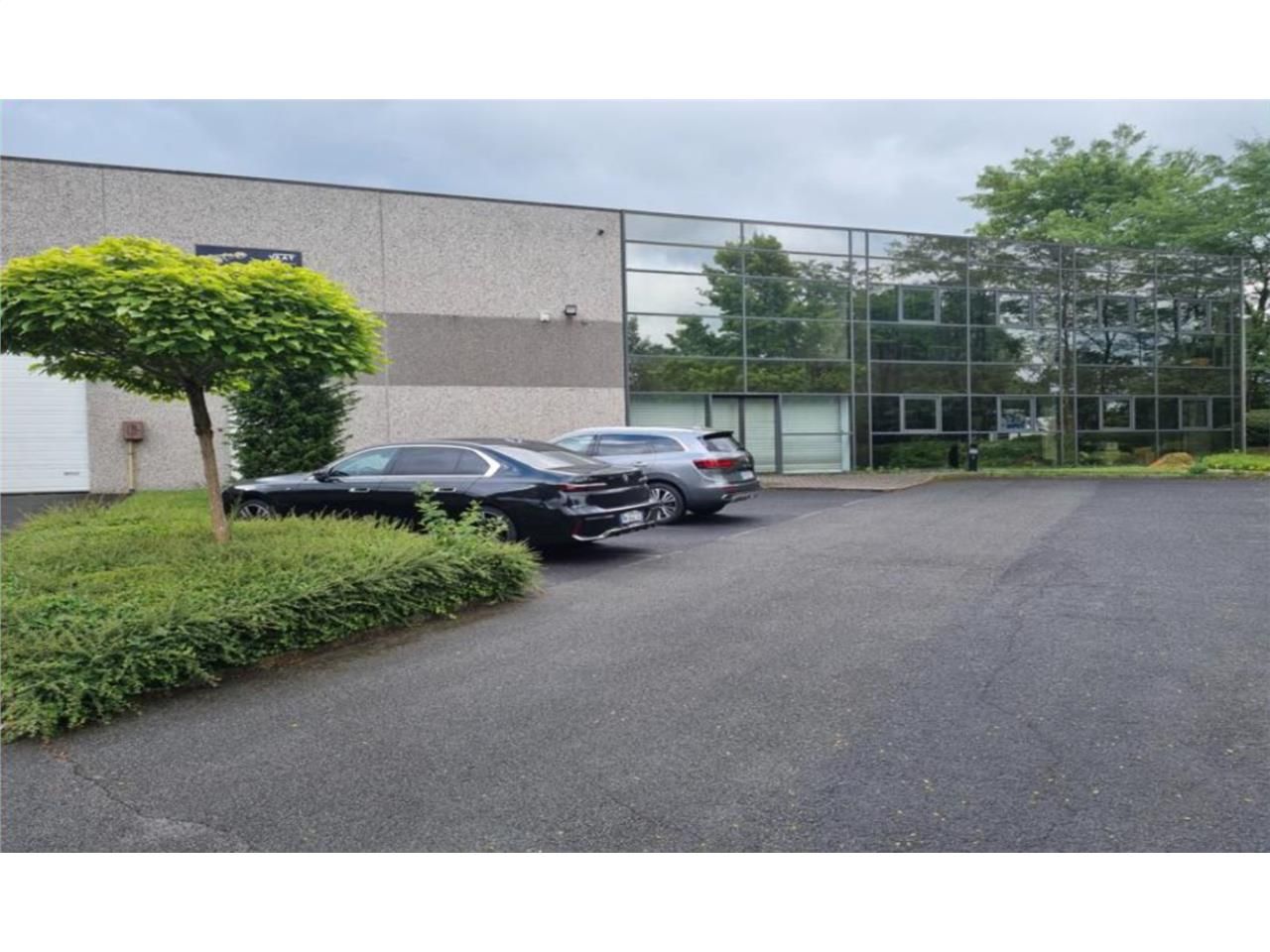 À LOUER - Local d'activité avec bureaux sur la co