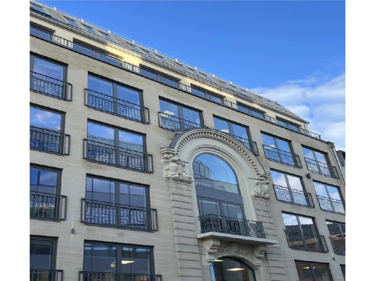 Emplacement exceptionnel pour cet immeuble de bur