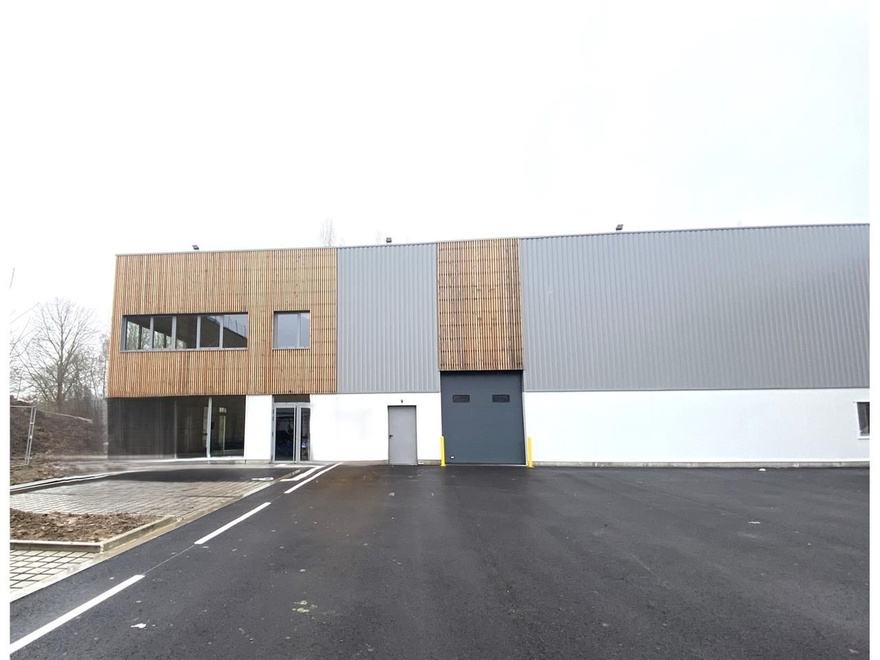 Découvrez cette cellule d'activité, livrée brute 