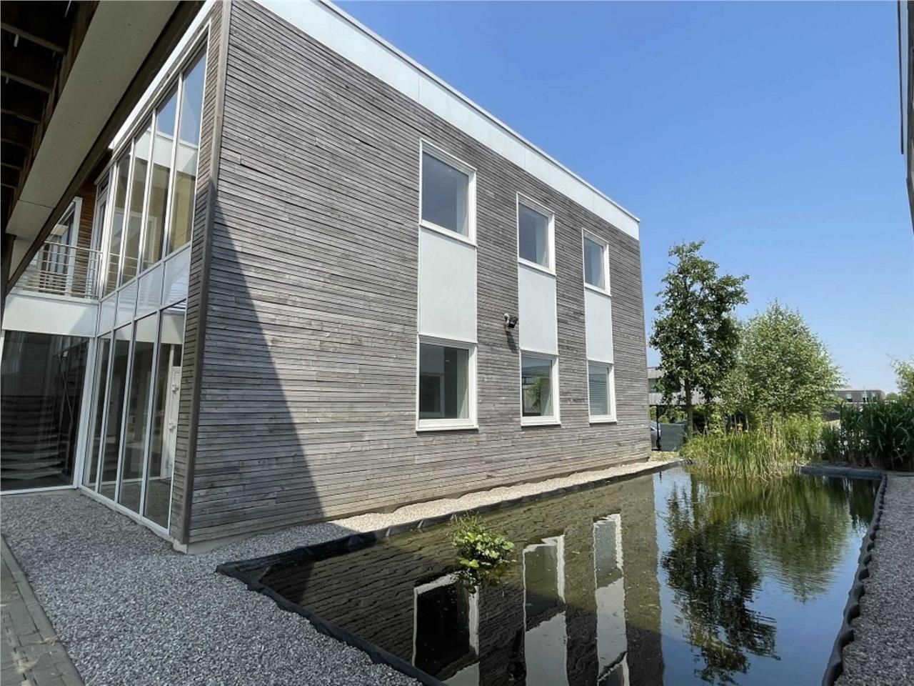 Nous vous présentons ce plateau de bureaux de 356