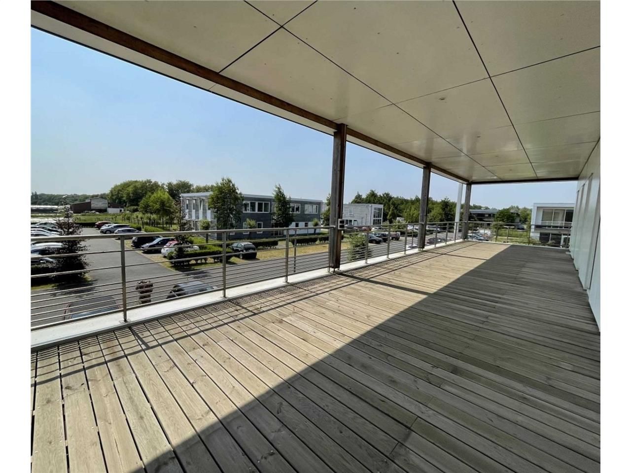 Nous vous présentons ce plateau de bureaux de 356