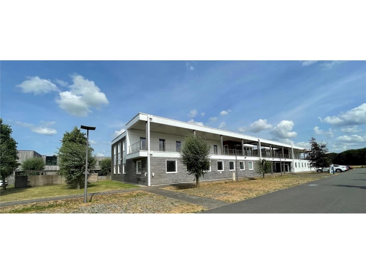 Nous vous présentons ce plateau de bureaux de 356