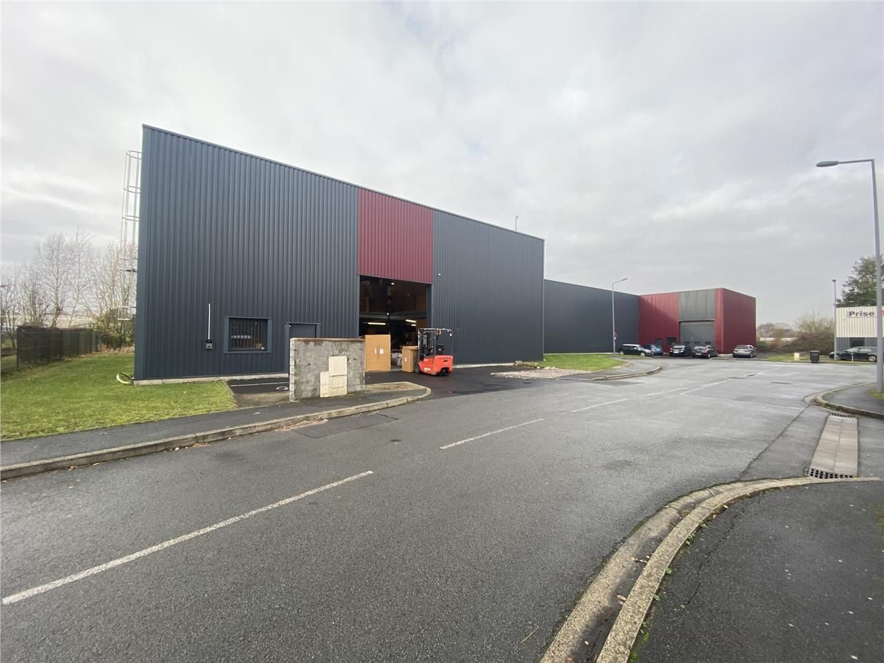 A vendre, bâtiment d'activité indépendant. Adapté