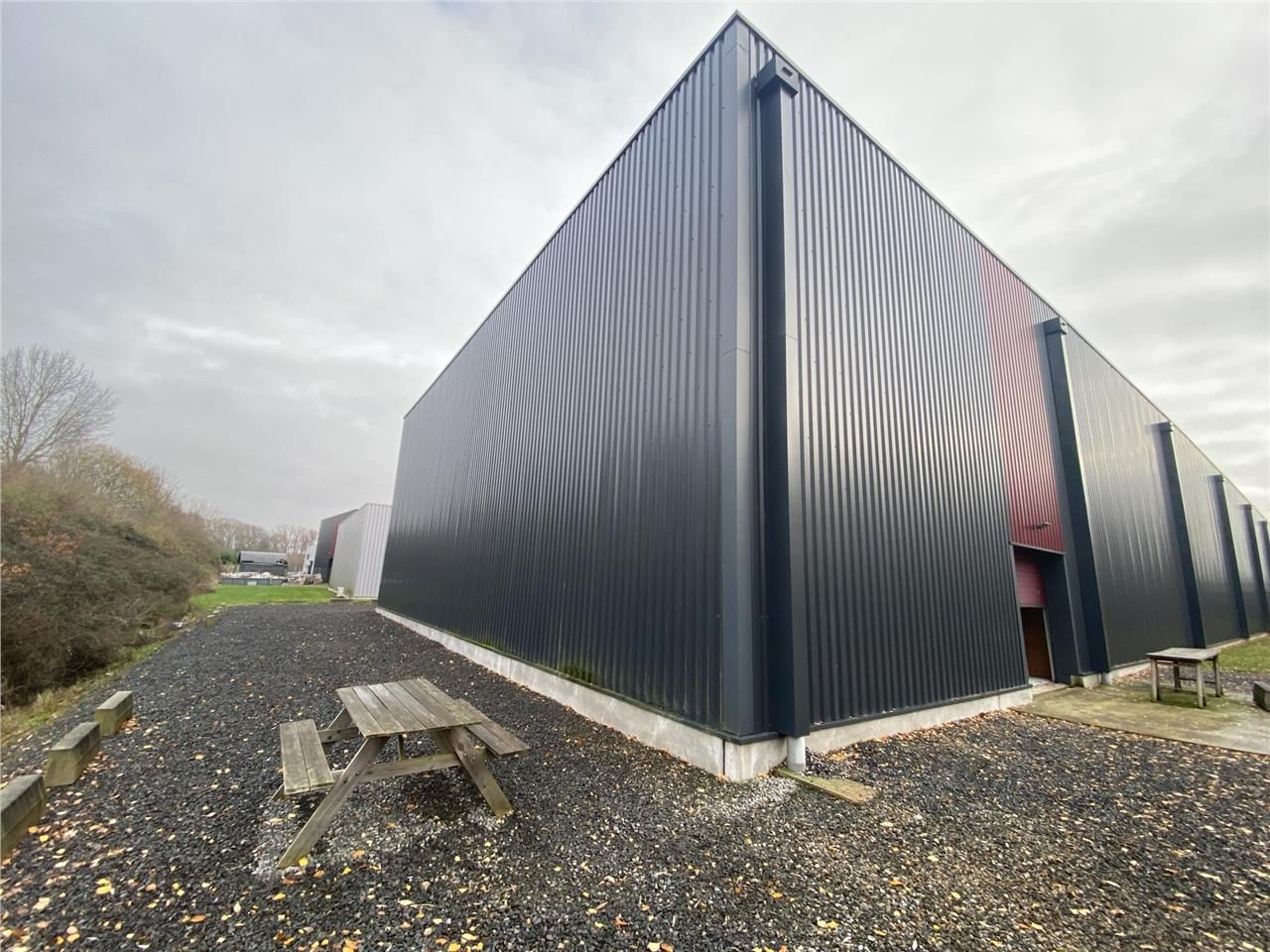 A vendre, bâtiment d'activité indépendant. Adapté