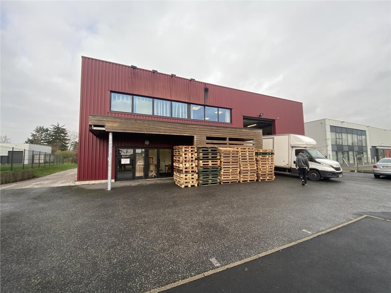 A vendre à la location, très beau bâtiment indépe