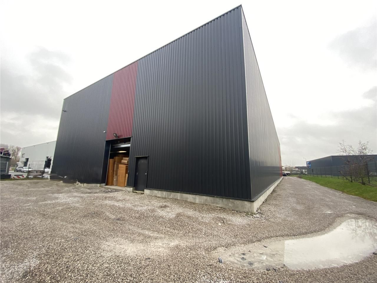 A vendre à la location, très beau bâtiment indépe