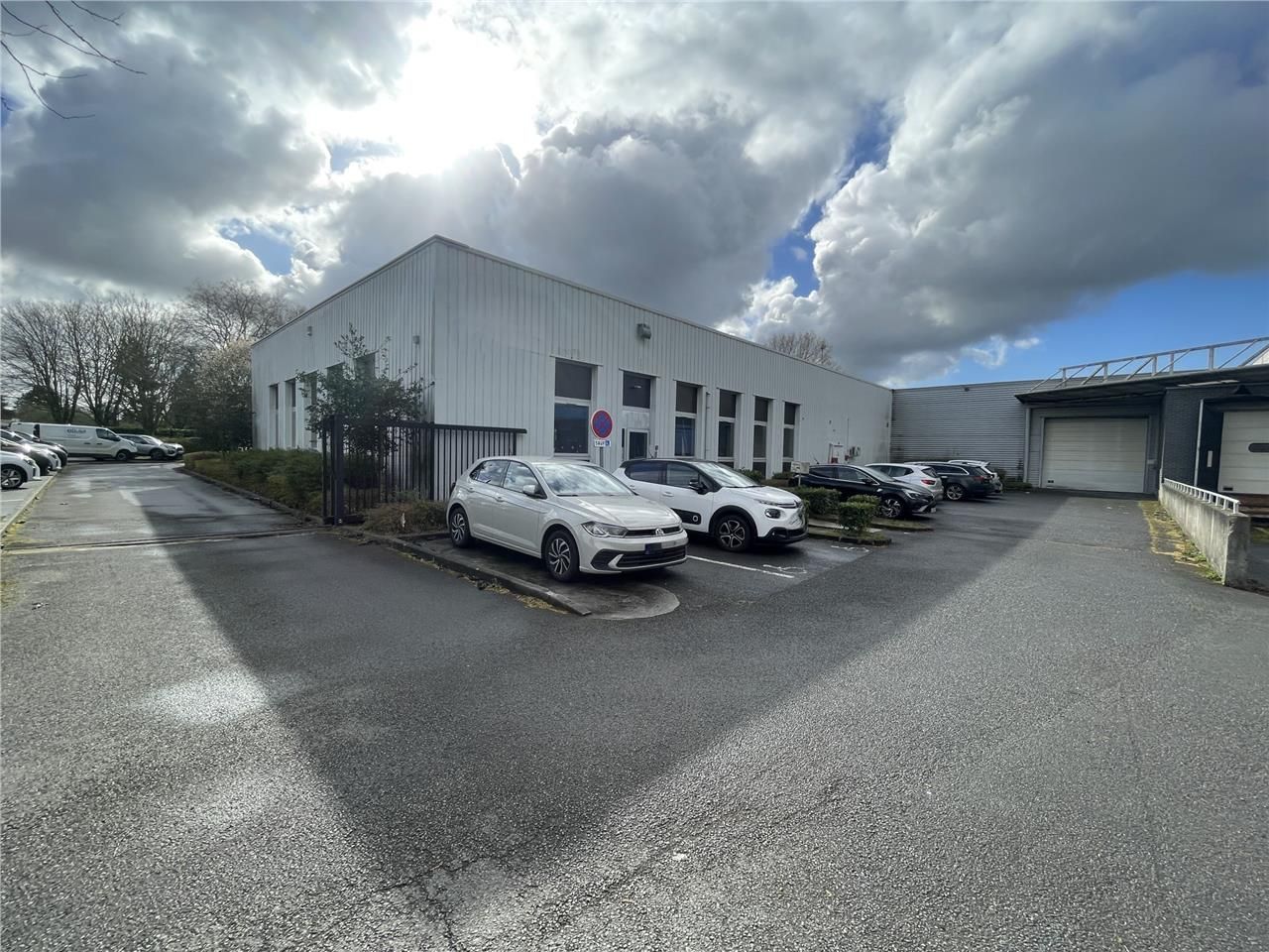 Situé dans la zone d'activités du Hellu à Lezenne