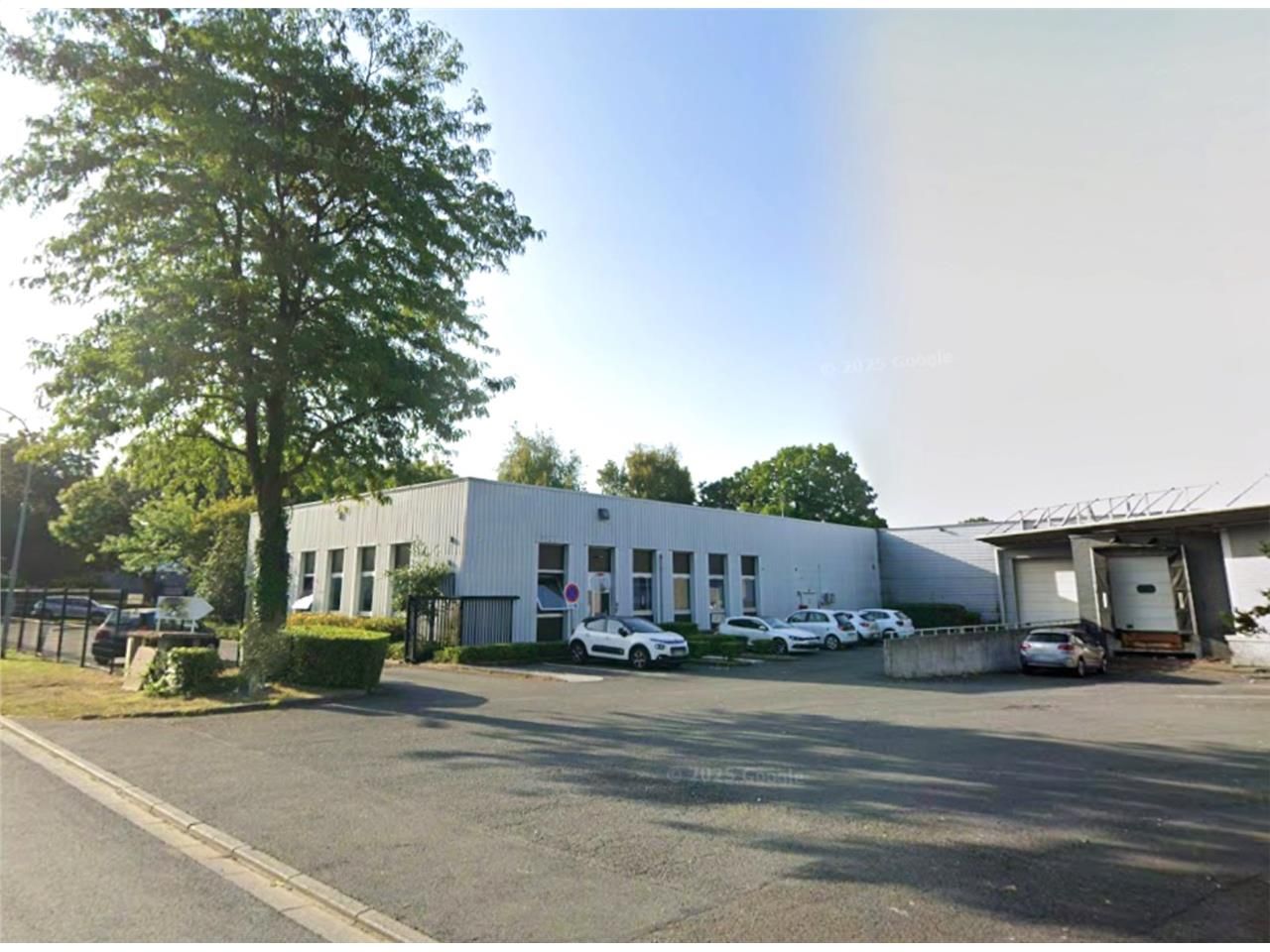 Situé dans la zone d'activités du Hellu à Lezenne