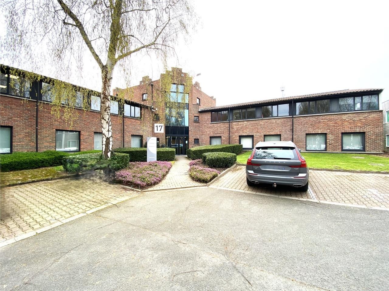 Nous vous proposons une surface de 1 057 m² divis