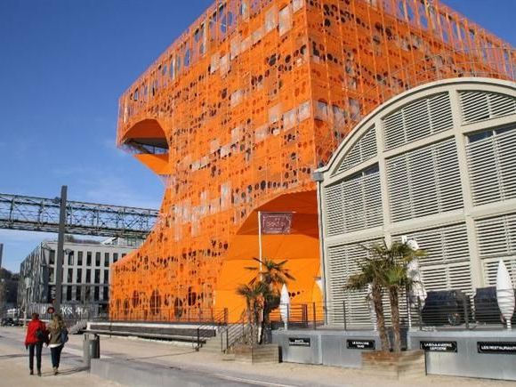 Dans un immeuble de standing à l'architecture rem