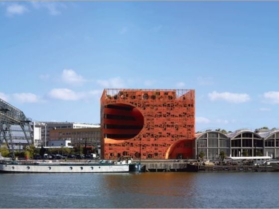 Dans un immeuble de standing à l'architecture rem