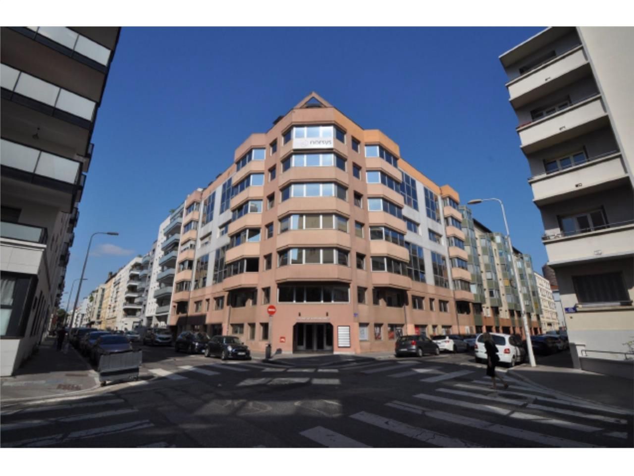 Au sein d'un immeuble de qualité, plateau de bure