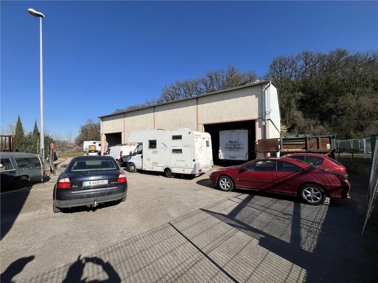 CBRE vous propose ce local de 470 m² indépendant 