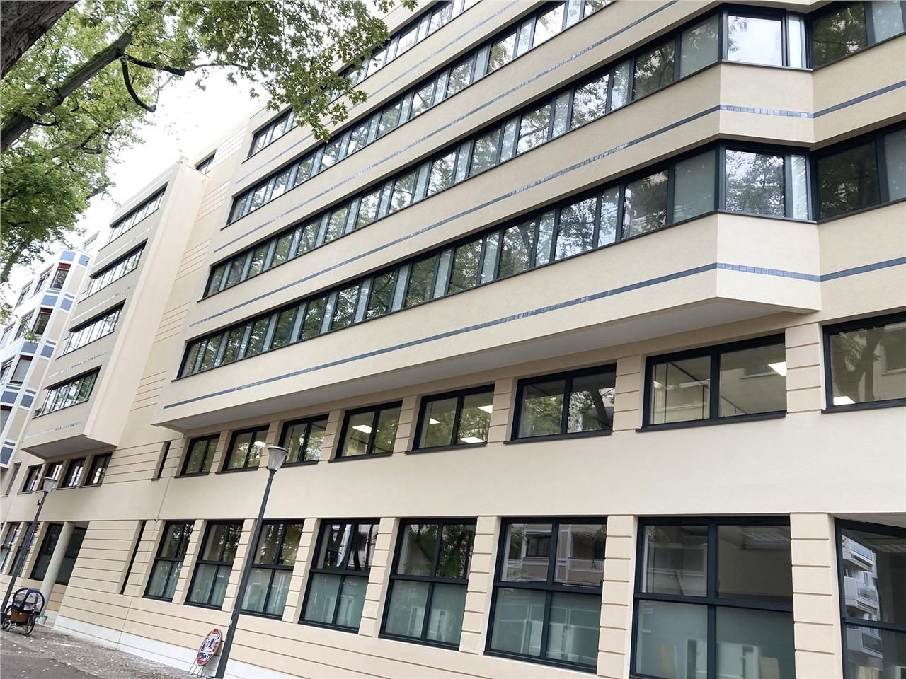 Sur la place de l'Europe, immeuble de bureaux don