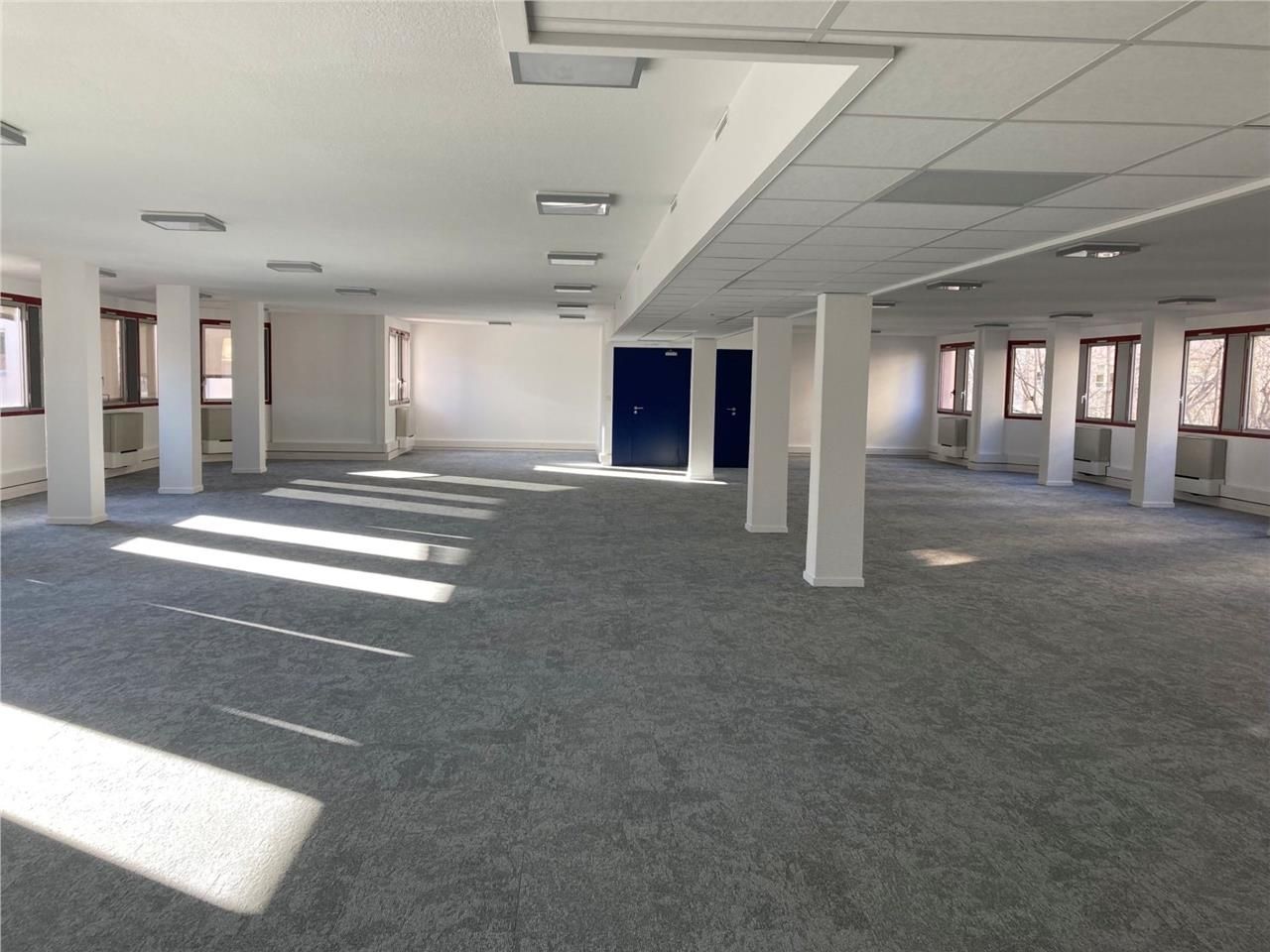 Sur la place de l'Europe, immeuble de bureaux don