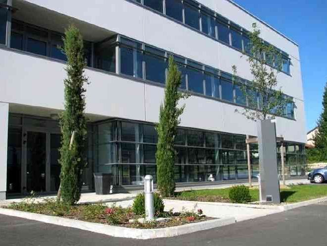 Au sein d'un parc tertiaire, immeubles de bureaux