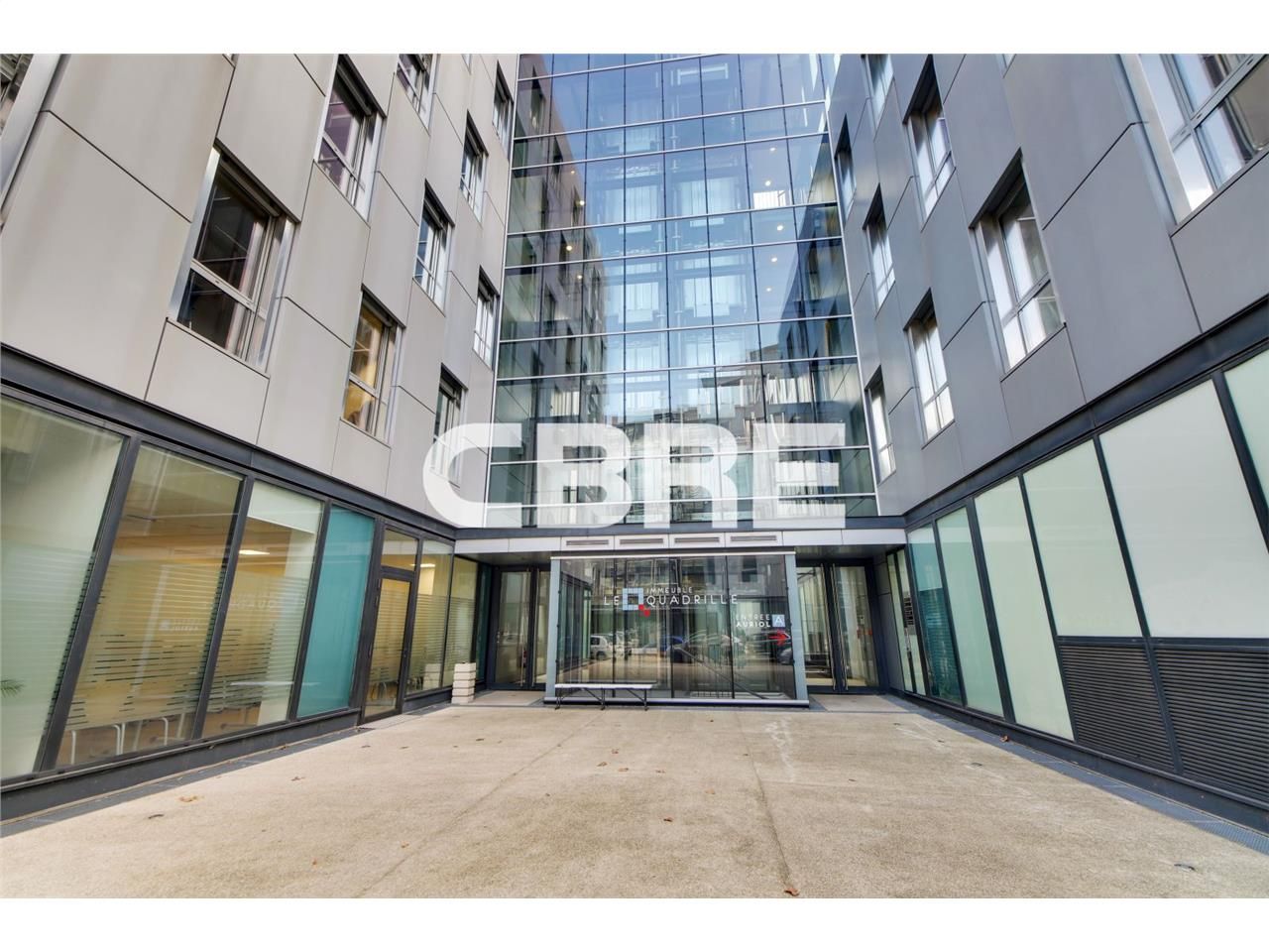 En façade de l'avenue Jean Mermoz, bureaux en exc