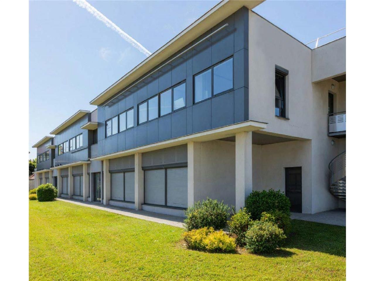 Idéalement situés sur la route de Saint-Priest et