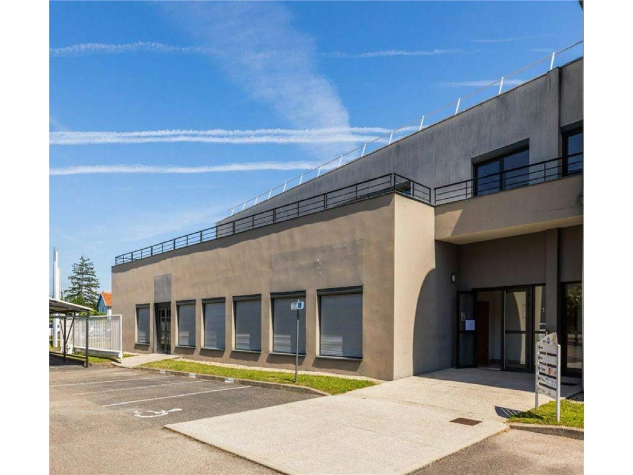 Idéalement situés sur la route de Saint-Priest et