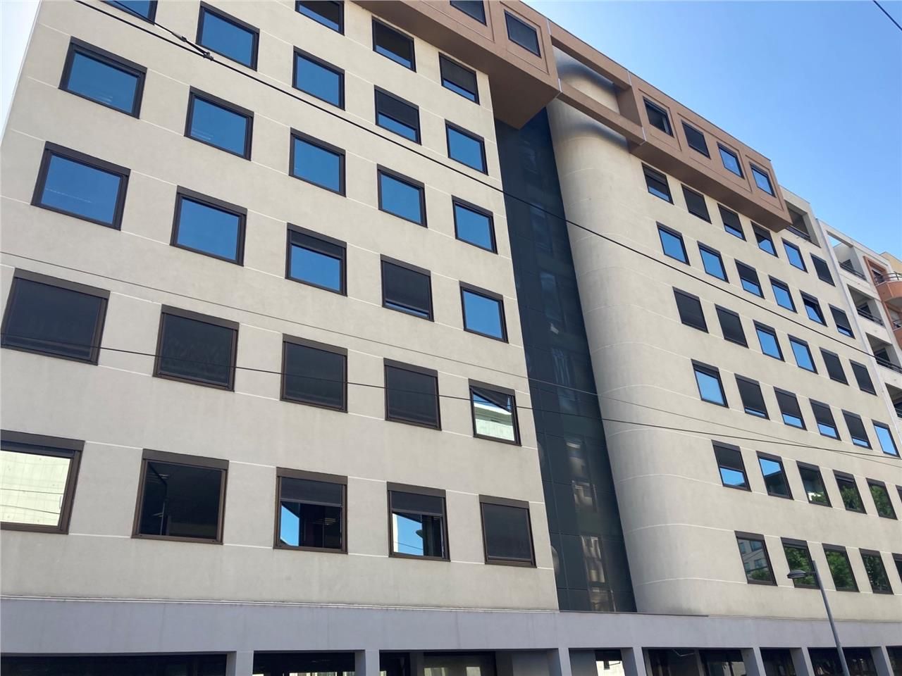 Dans un immeuble de seconde main, surfaces de bur