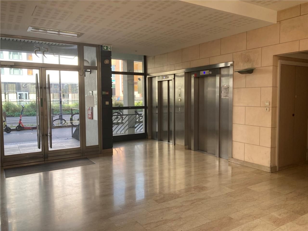 Dans un immeuble de seconde main, surfaces de bur