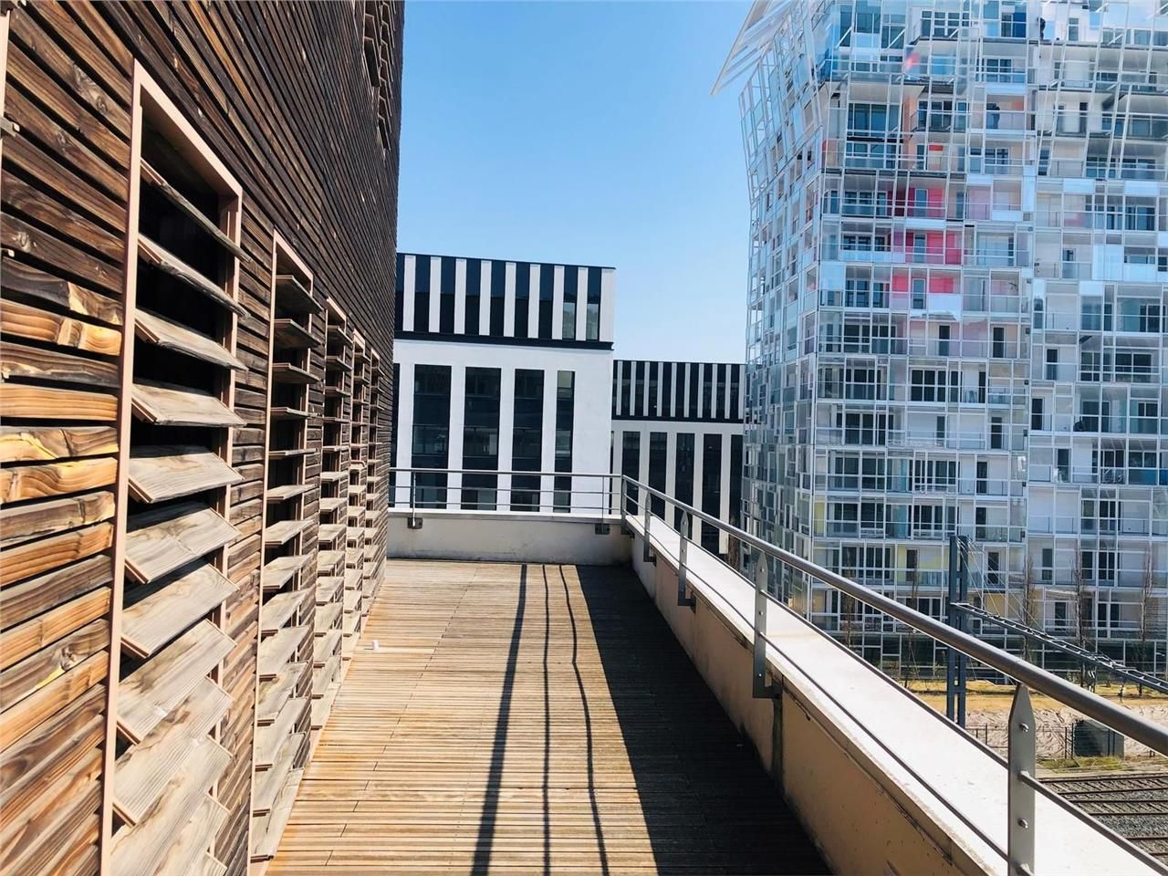 Plateau de bureaux avec balcon filant, au coeur d