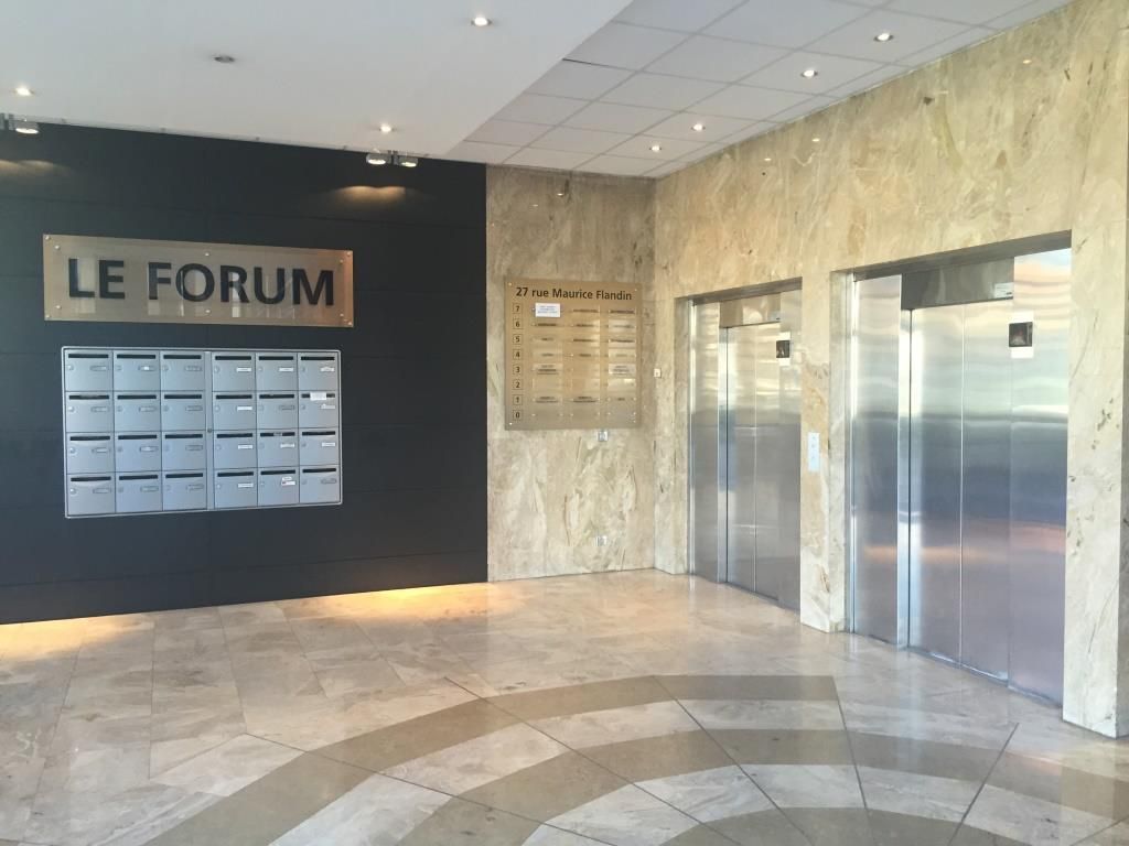 Belle surface de bureaux à louer dans un immeuble