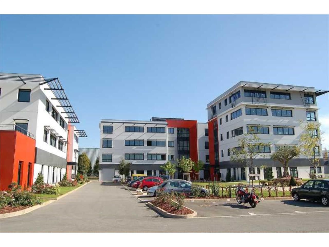 En façade de l'A43, programme de 11 bâtiments der