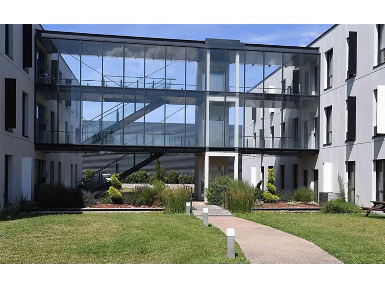 En façade de l'A43, proche des accès de la Rocade