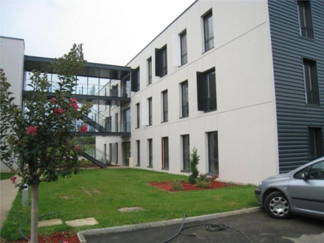 En façade de l'A43, proche des accès de la Rocade