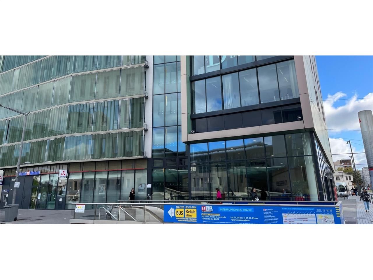 Au pied des transports en communs et au croisemen