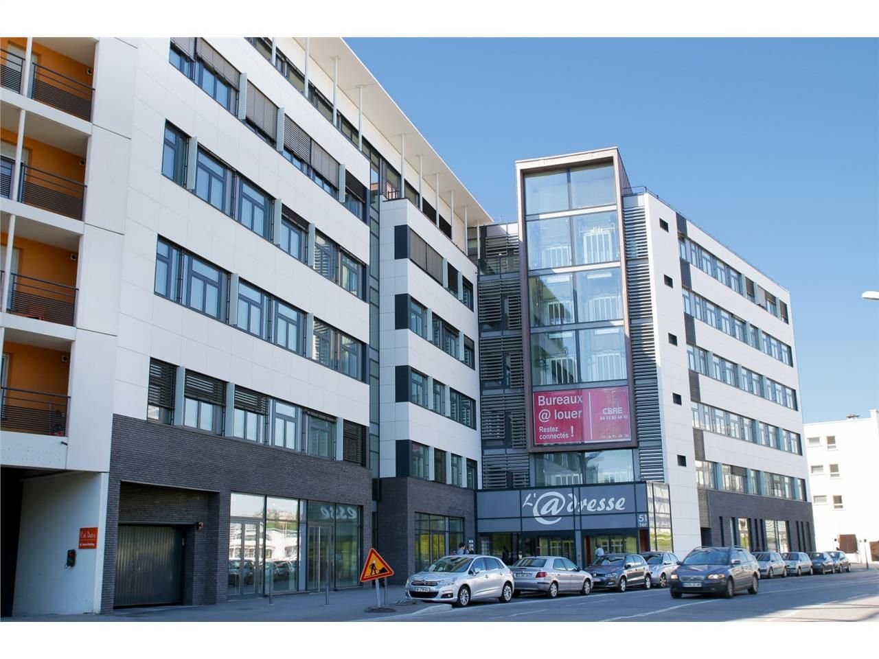 Immeuble récent offrant une belle visibilité à pr