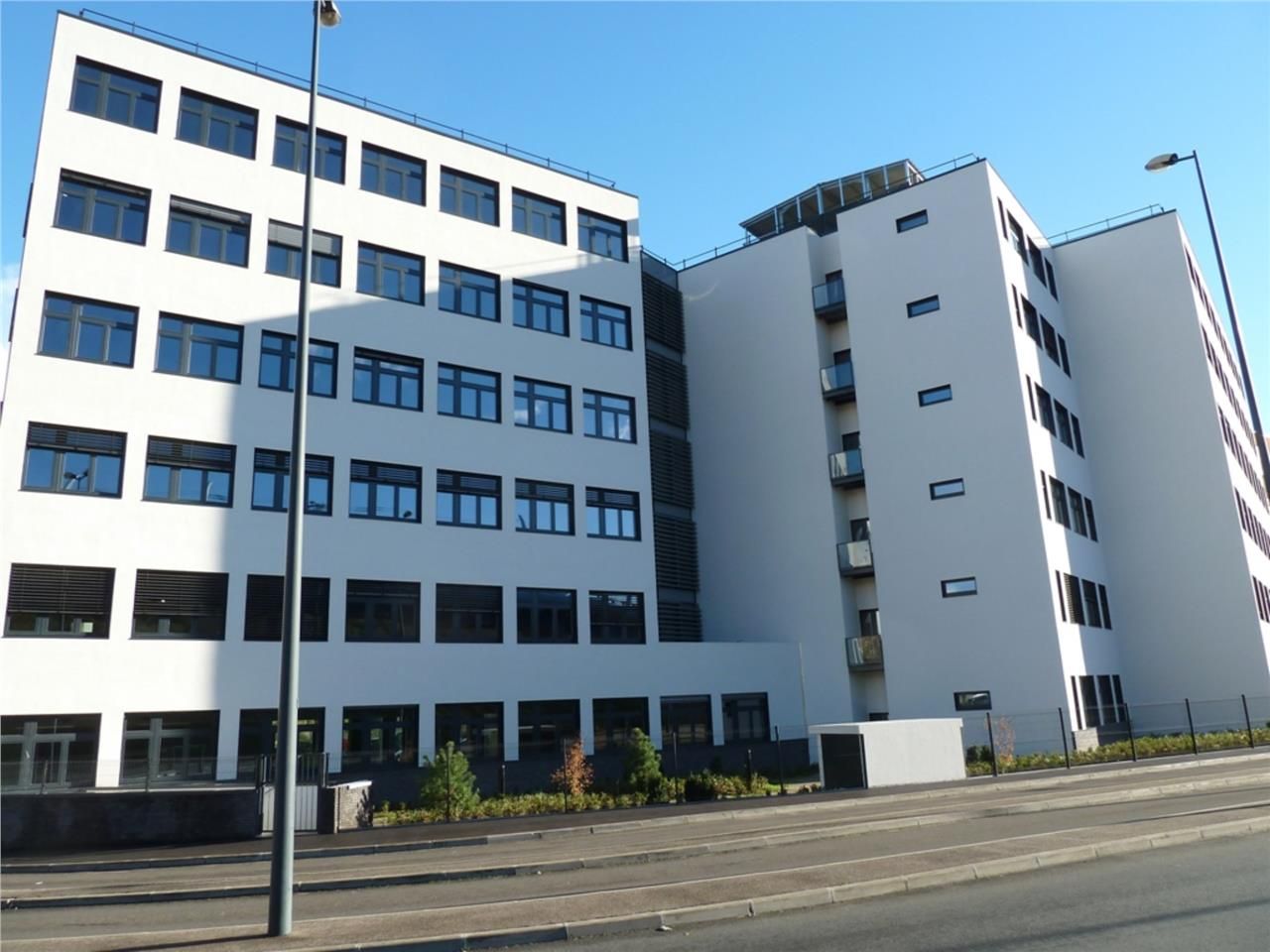 Immeuble récent offrant une belle visibilité à pr