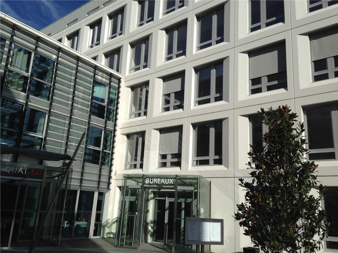 En façade sur les quais de Saône, dans un environ