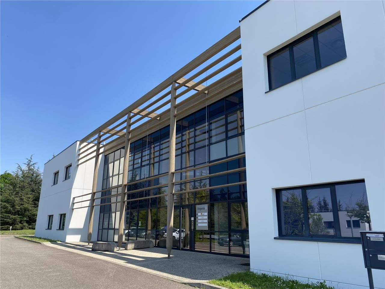 Bâtiment de bureaux au coeur d'un parc clos avec 