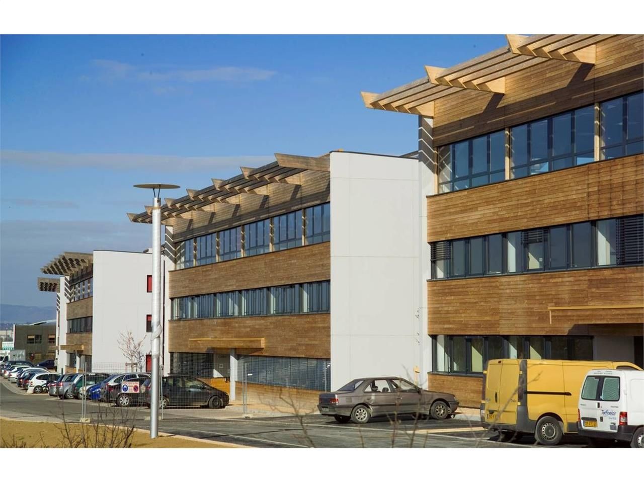 Bâtiment de bureaux au coeur d'un parc clos avec 