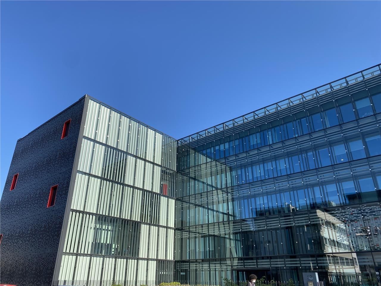 Situé à 10 minutes en tram de la Gare Part Dieu, 