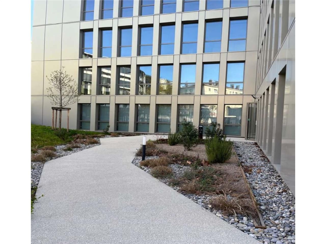 Immeuble neuf et indépendant à l'entrée Nord-Oues