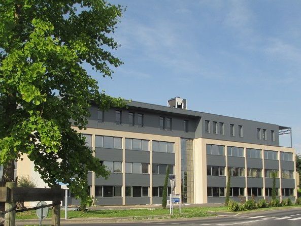 A Ecully, à proximité immédiate de l'axe routier