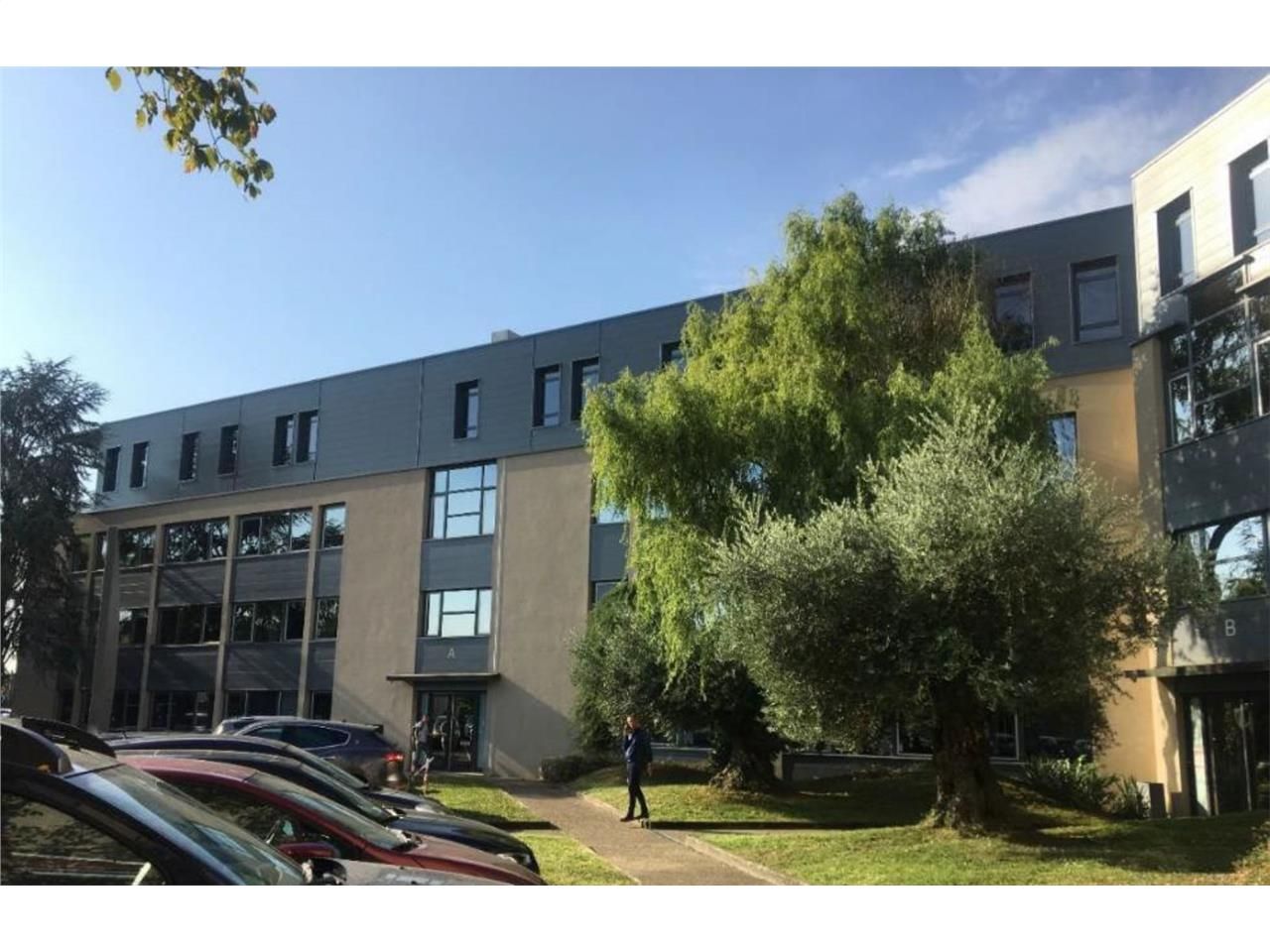 Bureaux à louer dans un immeuble indépendant aux 