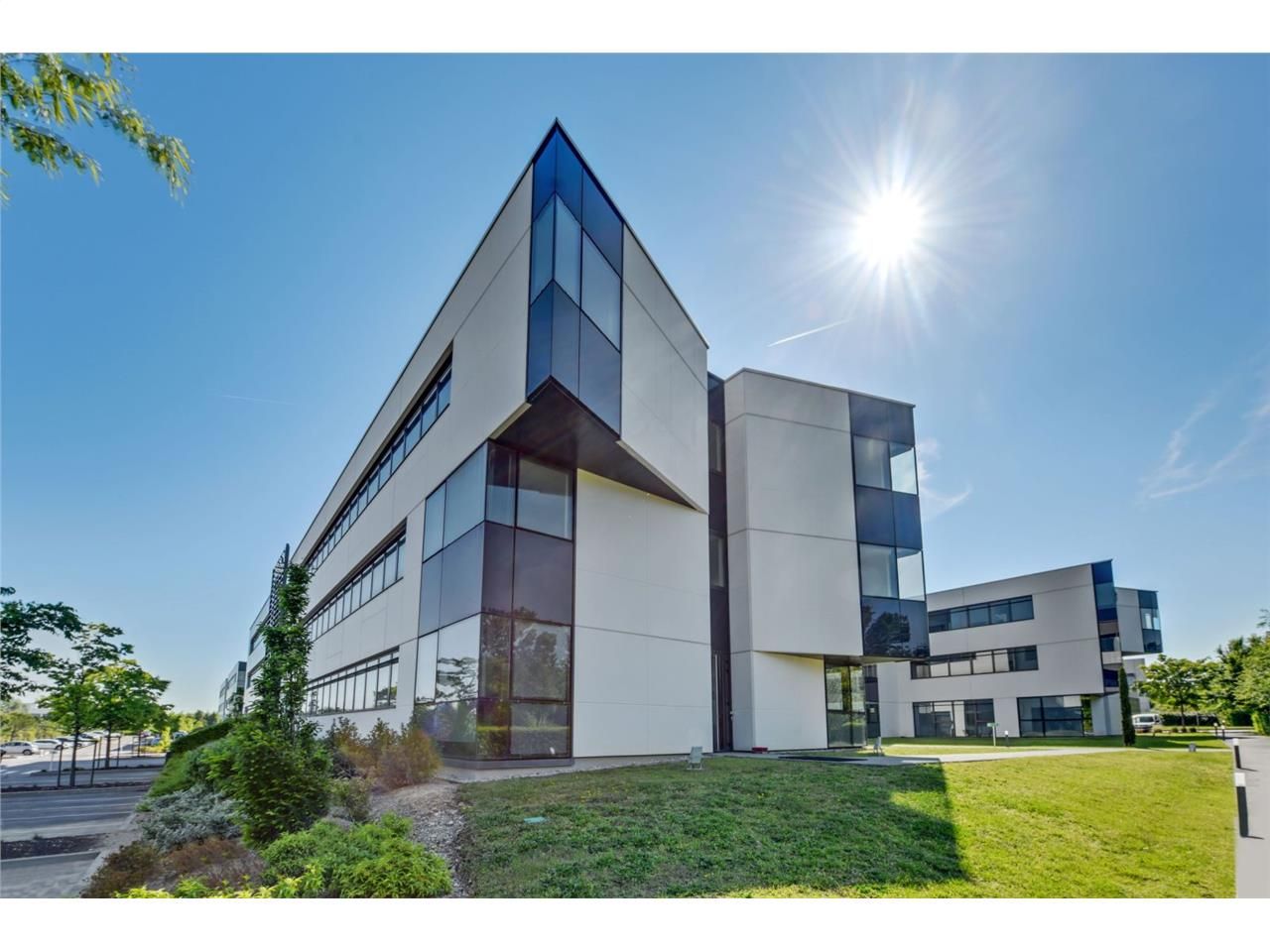 Bureaux à louer dans un ensemble tertiaire récent