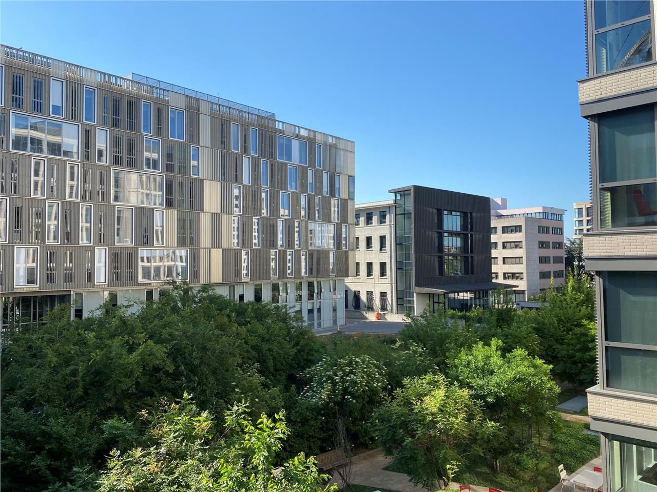 Plateau de bureaux d'un seul tenant, rénovés, à l