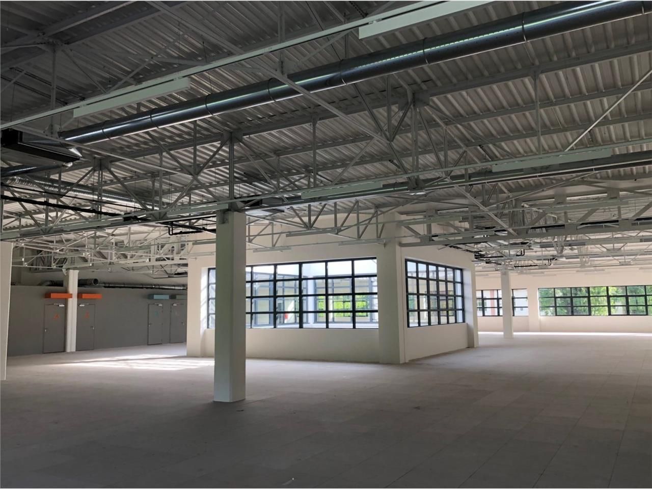 Au sein d'un parc tertiaire à proximité des trans