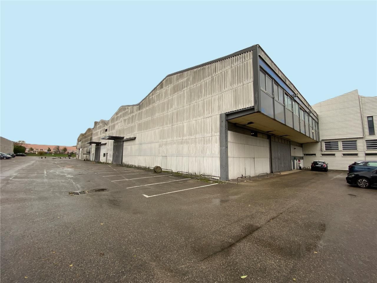 Dans un parc d'activités très proche de Lyon et d