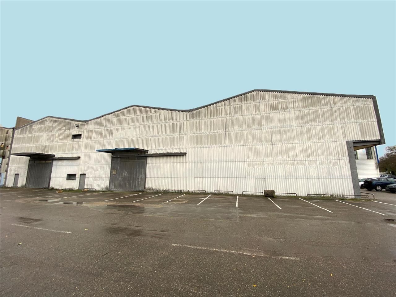 Dans un parc d'activités très proche de Lyon et d