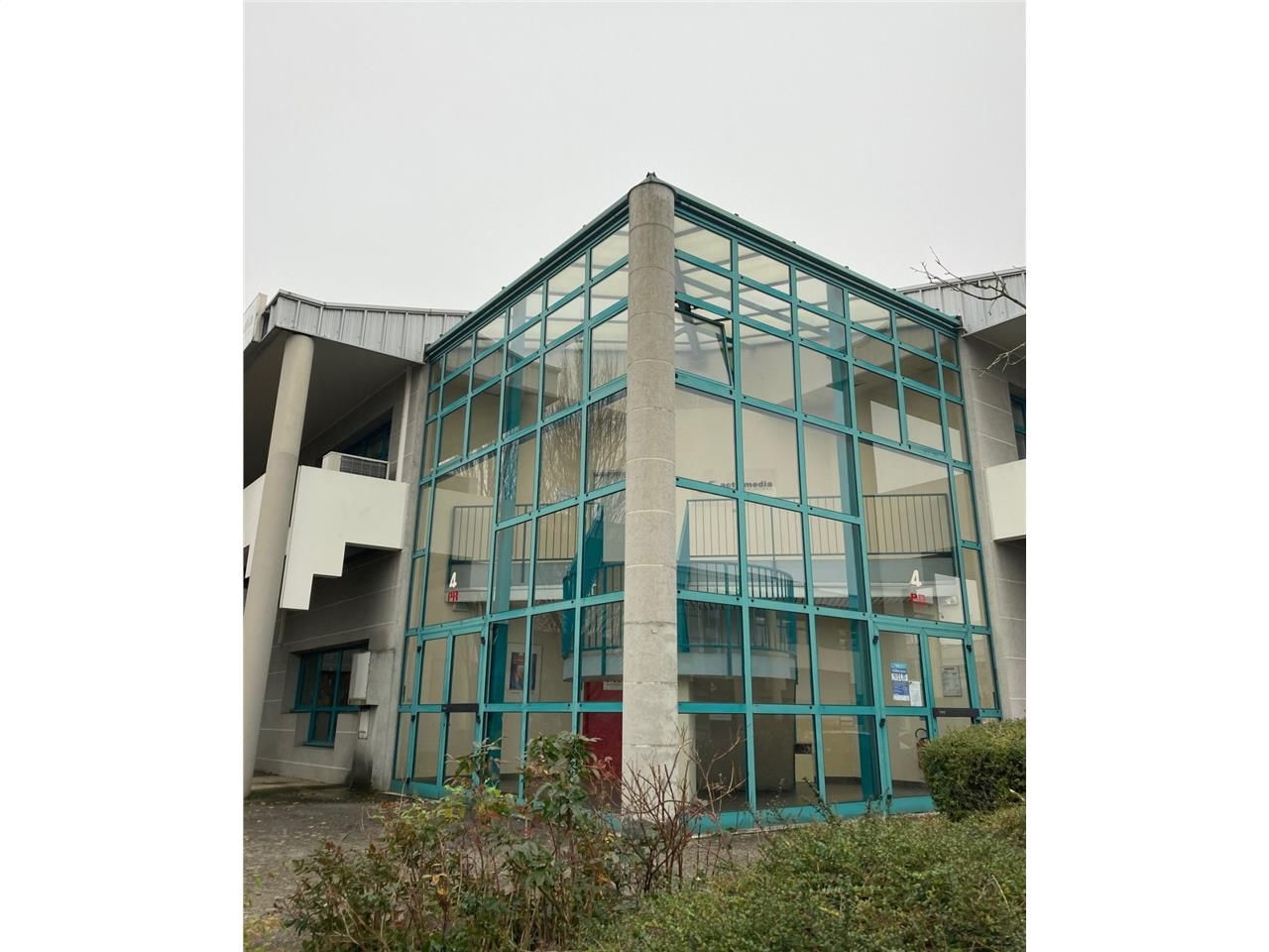 A vendre, surface en bon état, cloisonnée et câbl