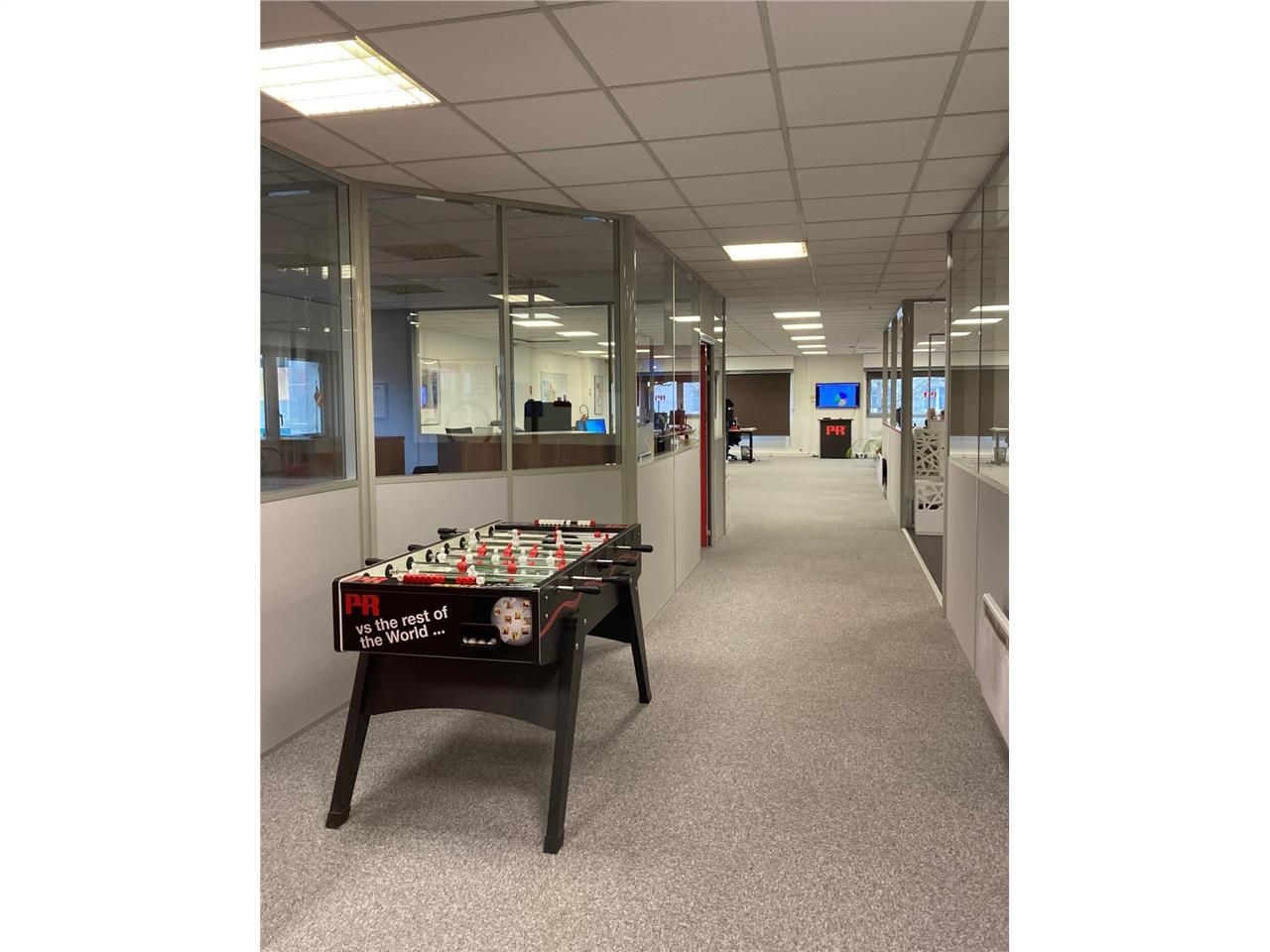 A vendre, surface en bon état, cloisonnée et câbl