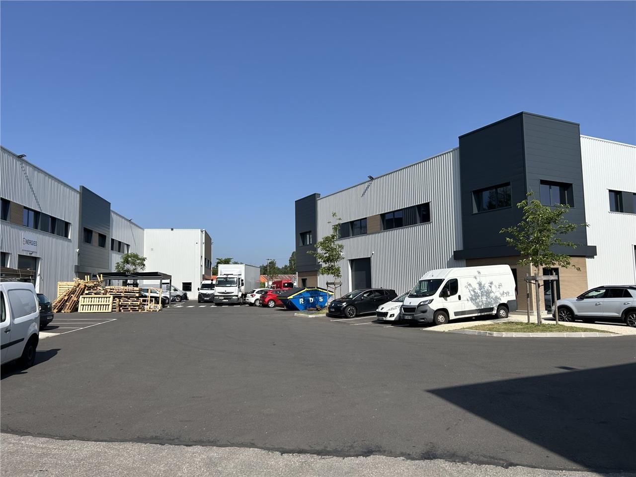 CBRE vous propose cette cellule d'activités de 24